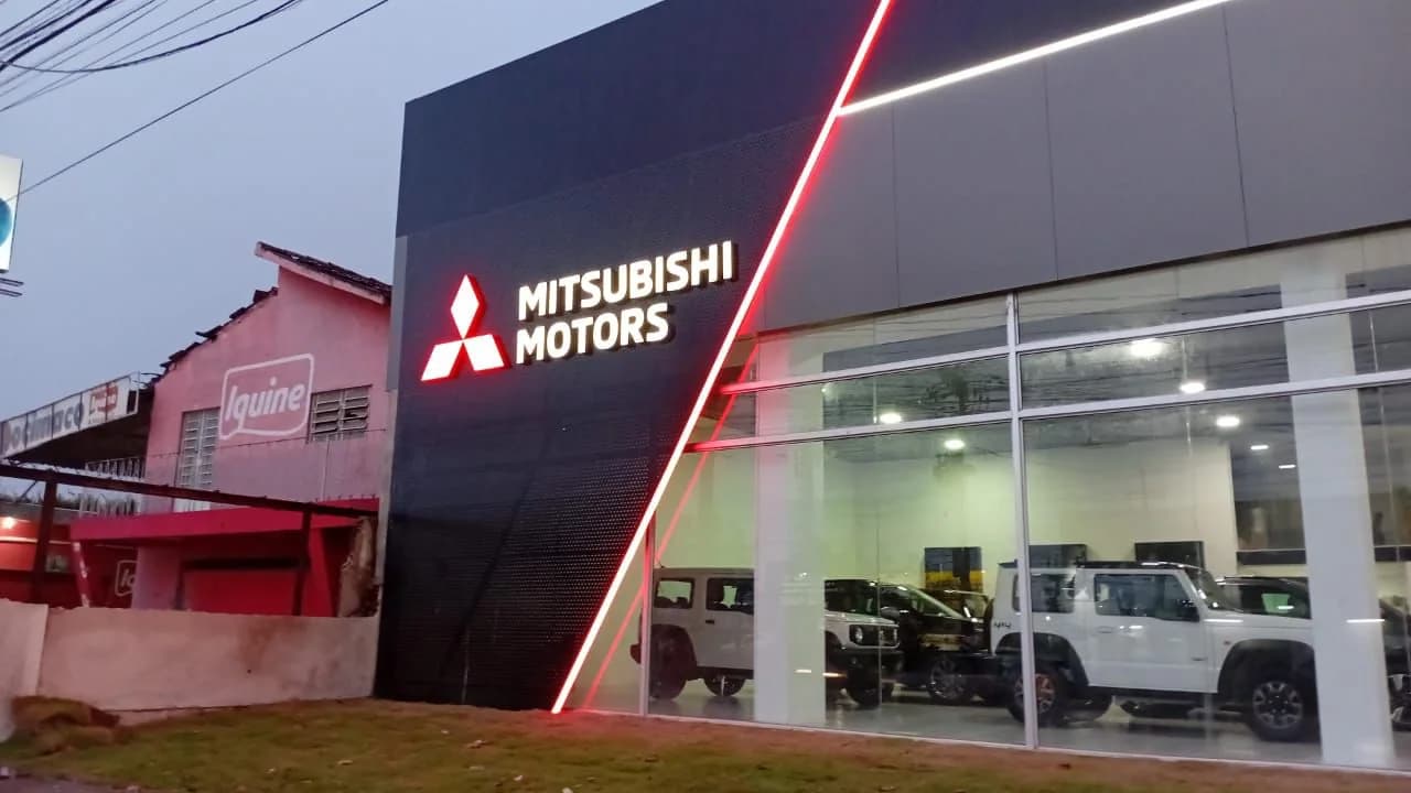 Fachada Mitsubishi Motors instalada e iluminada